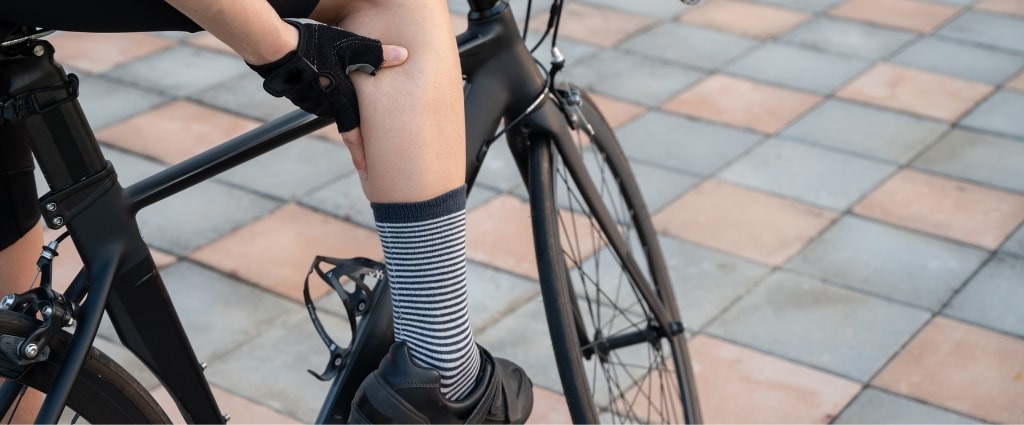 Skurcze w udach podczas jazdy na rowerze – jak sobie z nimi poradzić?