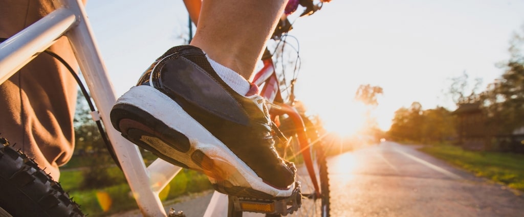 Jazda na rowerze a spuchnięte stopy – jak rozpoznać problem i zapewnić sobie komfort podczas pedałowania? 