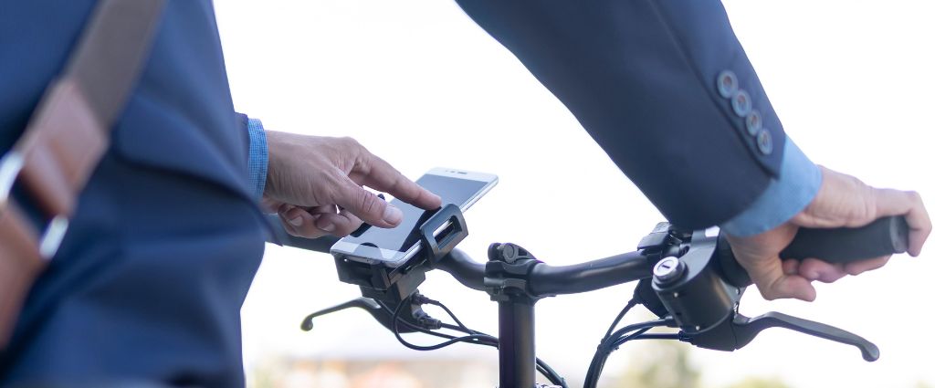 Jaki uchwyt na telefon do roweru wybrać? Sprawdź i ruszaj w trasę!