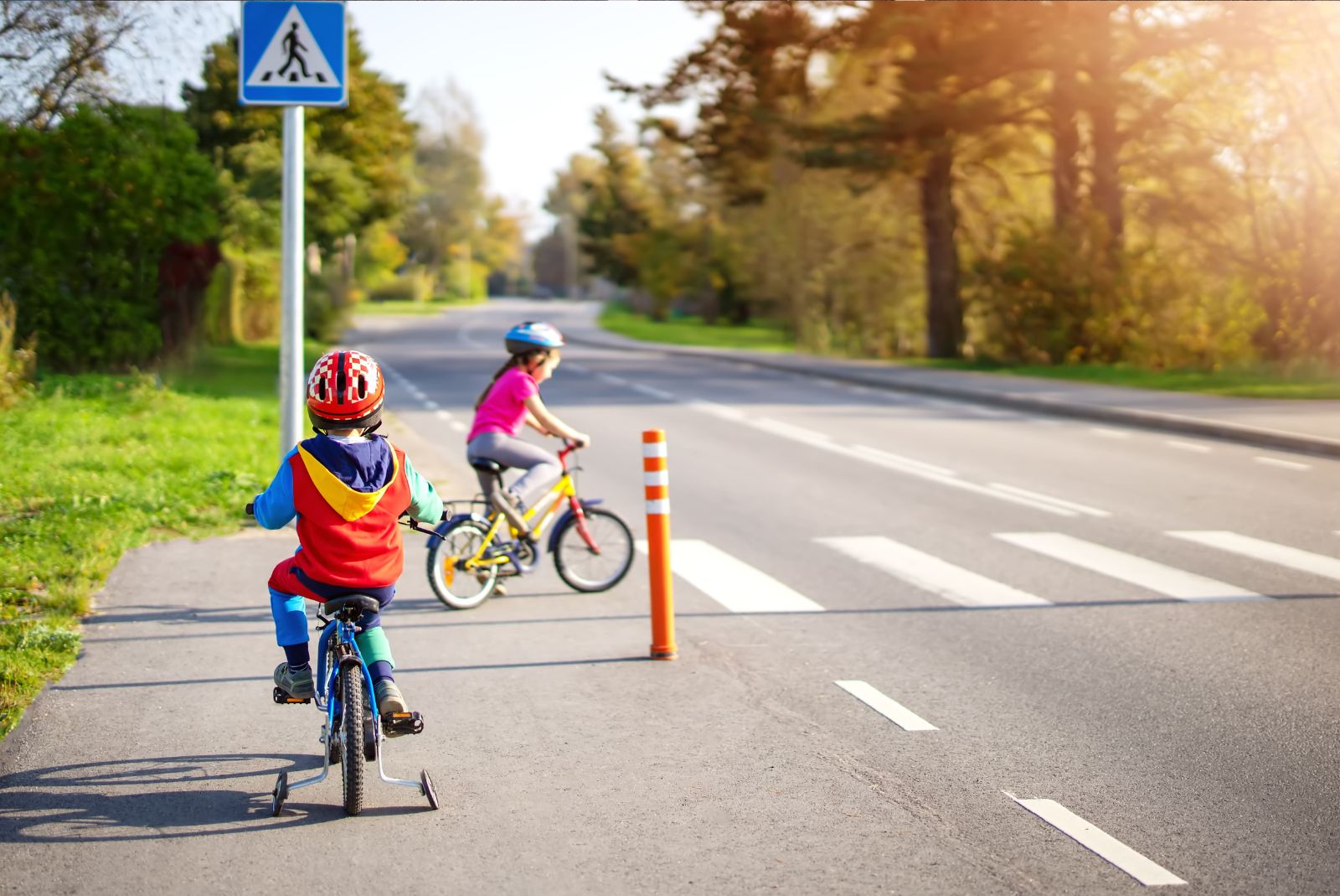 Pierwszeństwo na przejeździe rowerowym – dzieci w pobliżu drogi