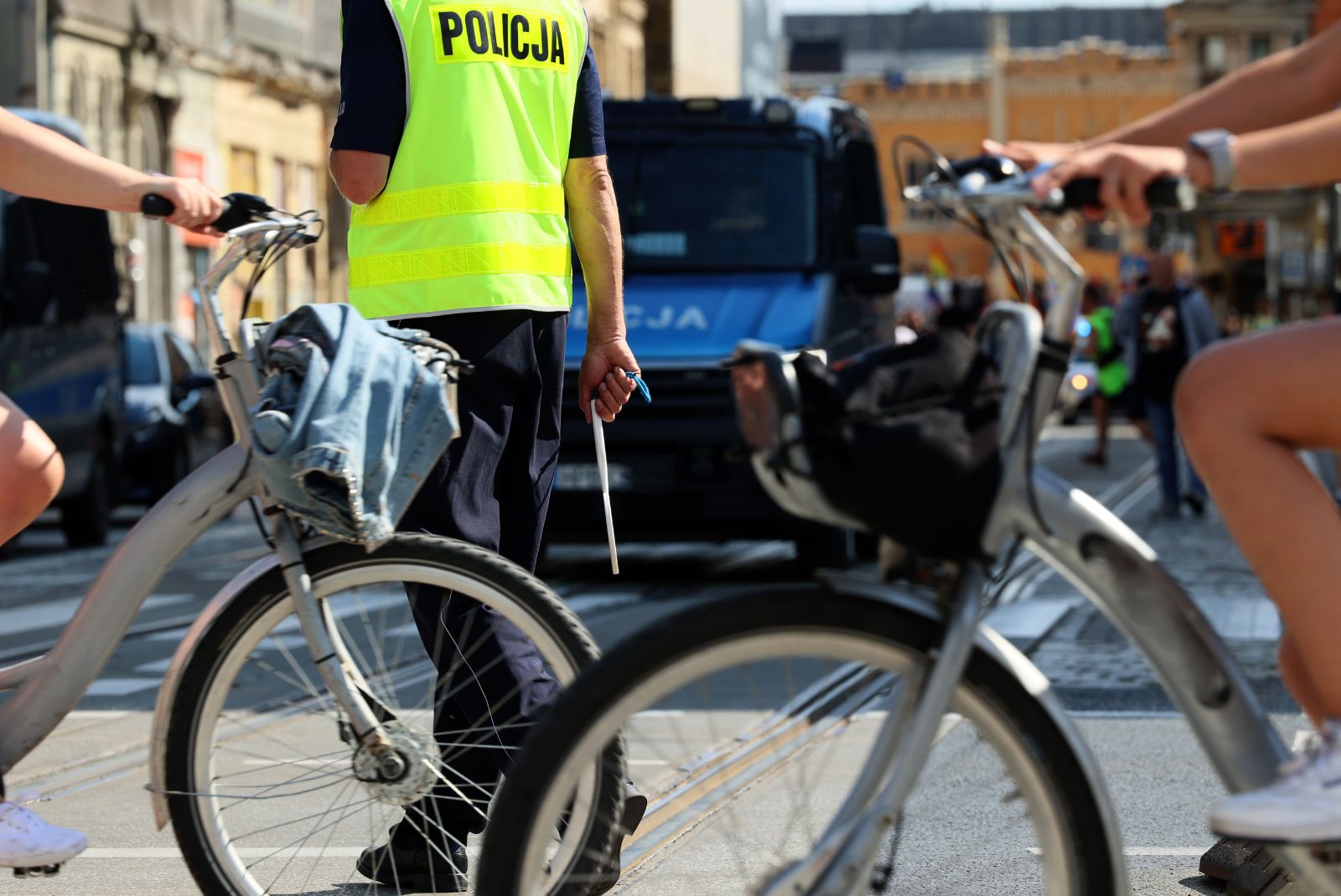 Mandat za przejazd rowerem przez pasy. Kiedy policja ma prawo wystawić rowerzyście mandat?