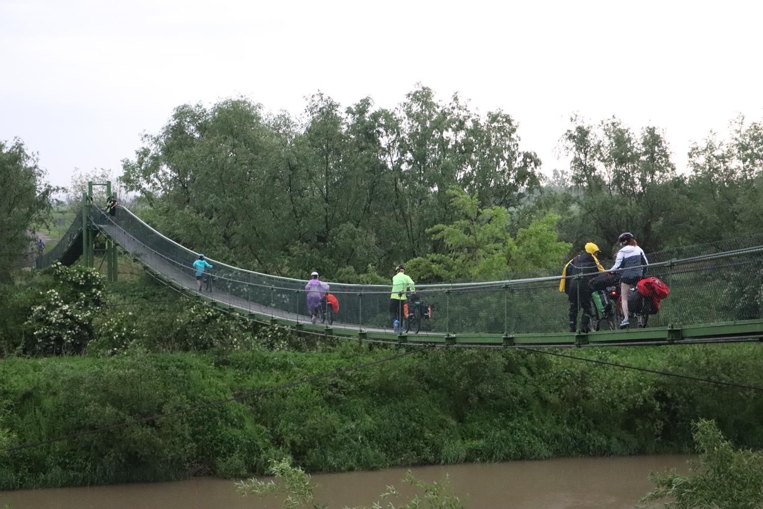 Na jednej z odcinków trasy rowerowej Green Velo można napotkać długi most, zamontowany nad rzeką