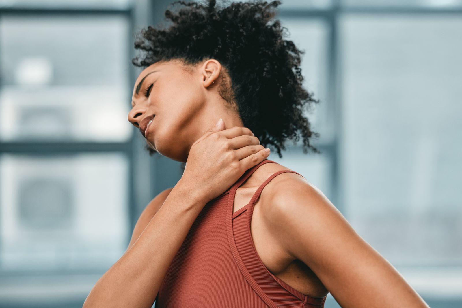 Zakwasy po treningu - jak się pozbyć? Ból mięśni szyi